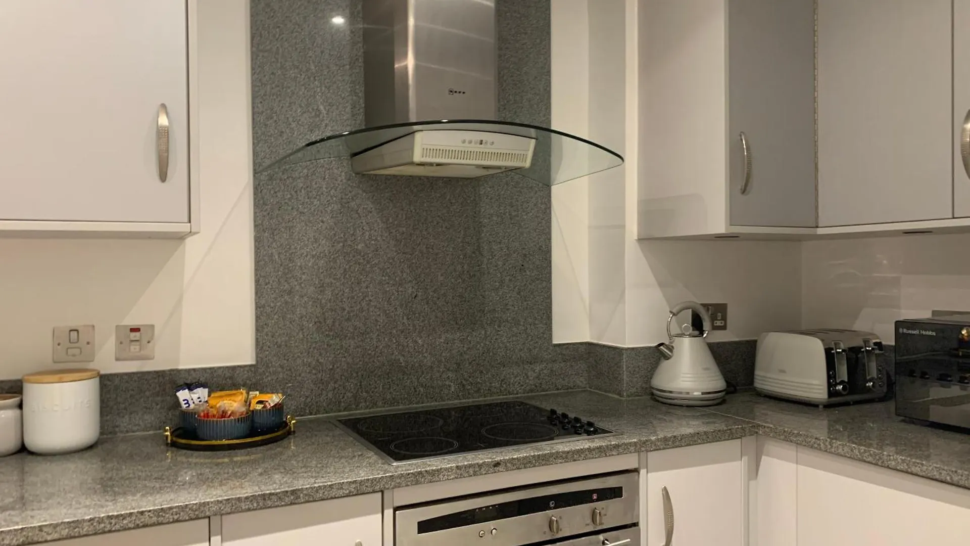 2 Bedroom Apartment In Hoxton Square, Shoreditch, London, N1