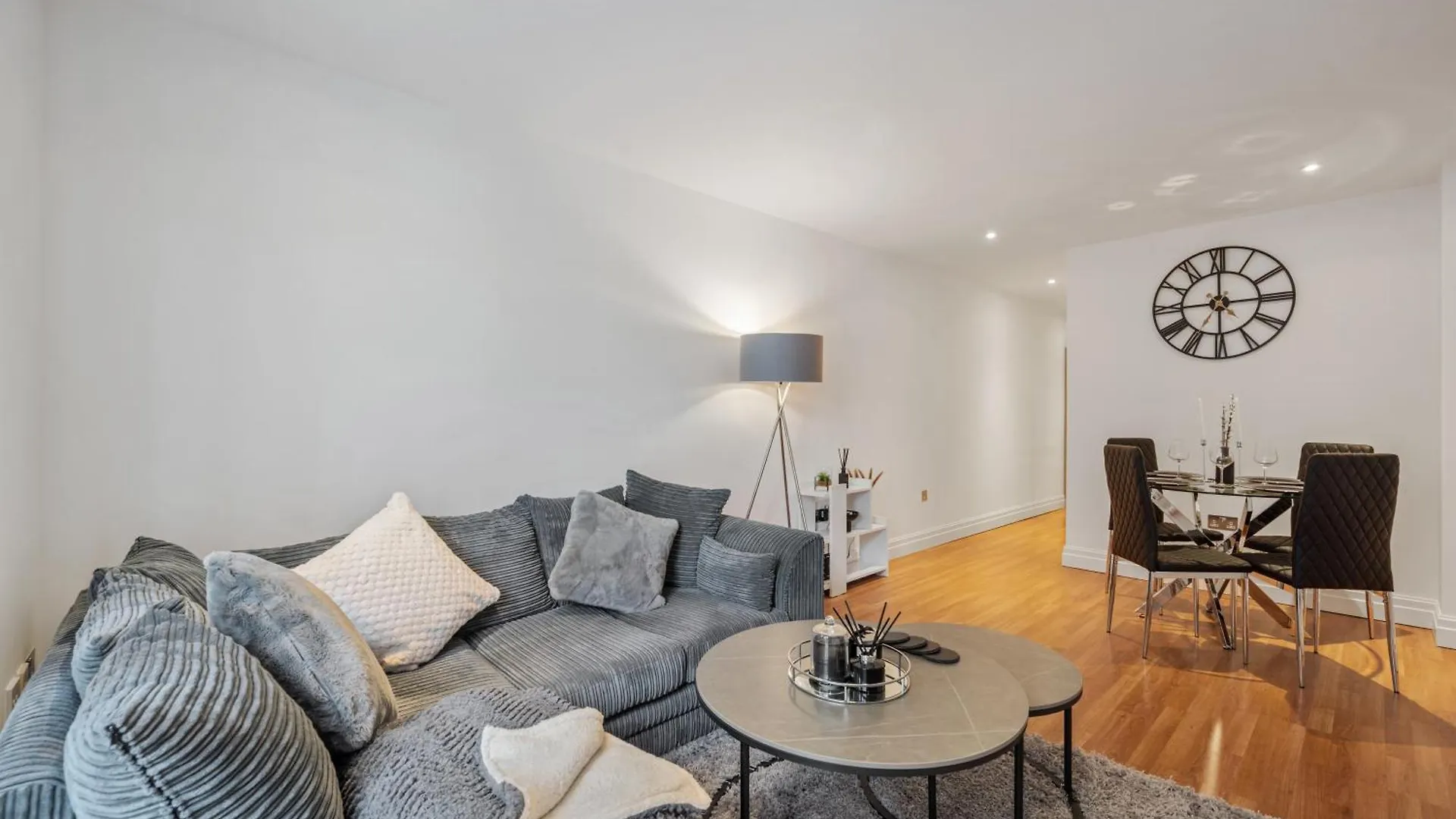 2 Bedroom Apartment In Hoxton Square, Shoreditch, London, N1 0*, 런던 영국