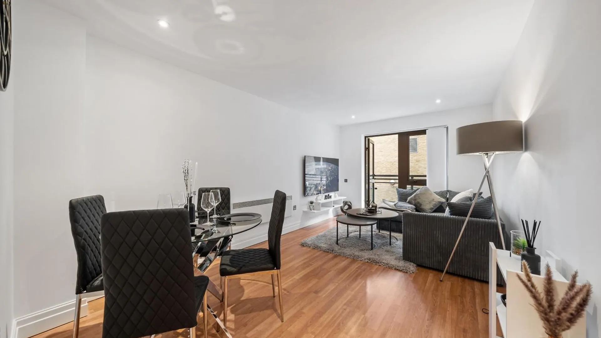 2 Bedroom Apartment In Hoxton Square, Shoreditch, London, N1