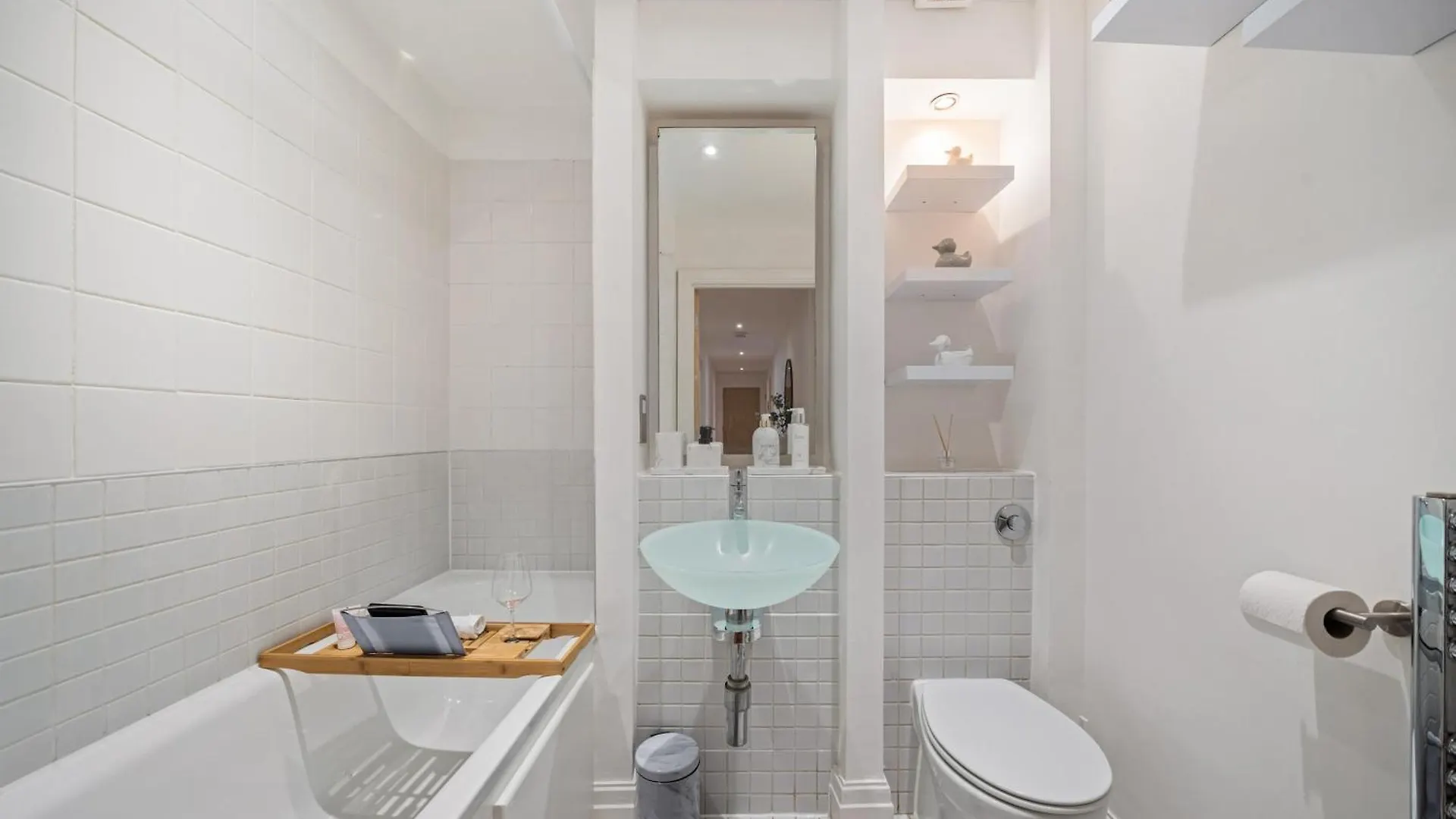 2 Bedroom Apartment In Hoxton Square, Shoreditch, London, N1