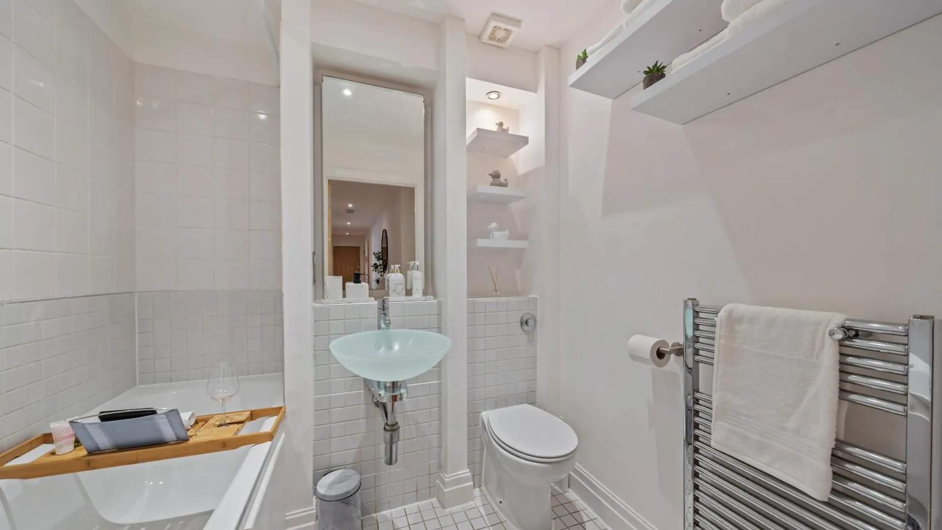 2 Bedroom Apartment In Hoxton Square, Shoreditch, London, N1